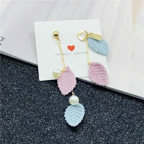 Leaf Pearl Earrings - Picture 4 of 6